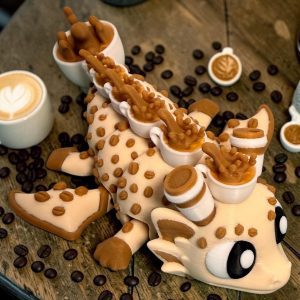Kaffeedrache mit Kaffeebechern – 3D-gedruckte Fantasy-Figur