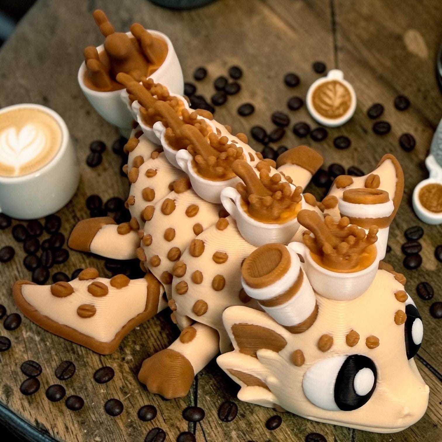 Kaffeedrache mit Kaffeebechern – 3D-gedruckte Fantasy-Figur