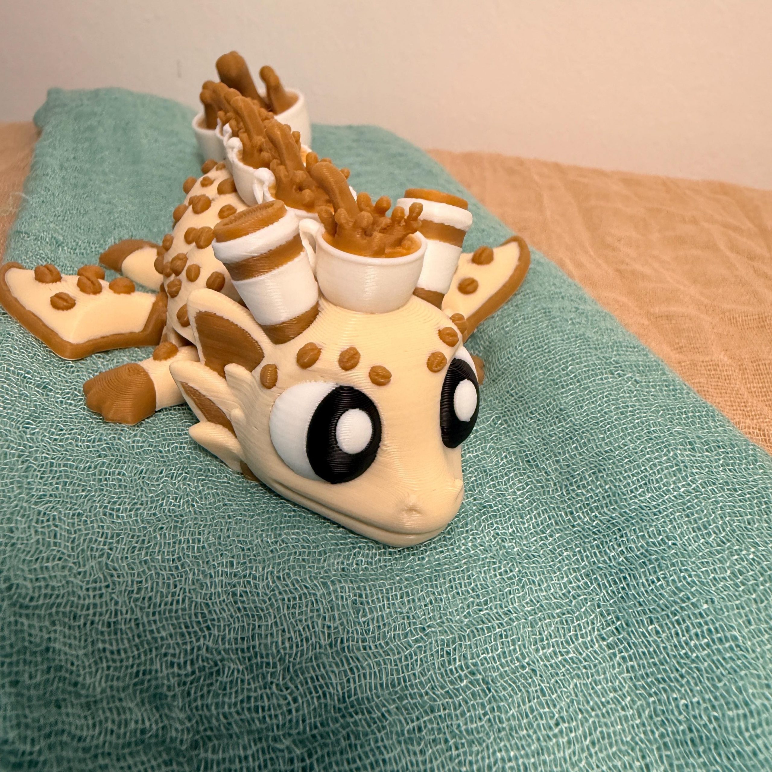 Kaffeedrache mit Kaffeebechern – 3D-gedruckte Fantasy-Figur – Ansicht 4