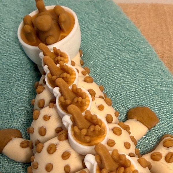 Kaffeedrache mit Kaffeebechern – 3D-gedruckte Fantasy-Figur – Ansicht 6