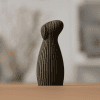 Hunde-Statue neben Familienskulptur-Figuren – minimalistische 3D-gedruckte Deko-Figur