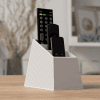 Fernbedienungs-Organizer in Weiß mit 3 Fernbedienungen im Wohnzimmer-Ambiente
