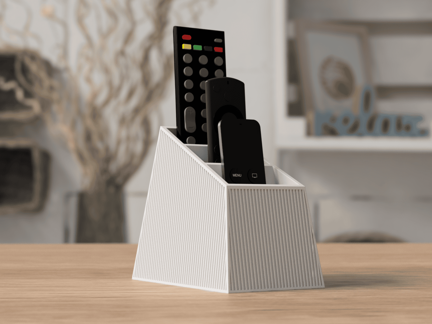 Fernbedienungs-Organizer in Weiß mit 3 Fernbedienungen im Wohnzimmer-Ambiente