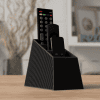Fernbedienungs-Organizer in Schwarz mit 3 Fernbedienungen im Wohnzimmer-Ambiente