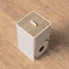 Toilettenpapier-Organizer in Weiß mit Holzdeckel, geöffnet mit Ersatzrolle