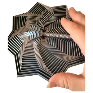 Spiralwirbel-Stern aus dem 3D-Drucker wird in der Hand gehalten, Blick von oben in die Spiraltiefe