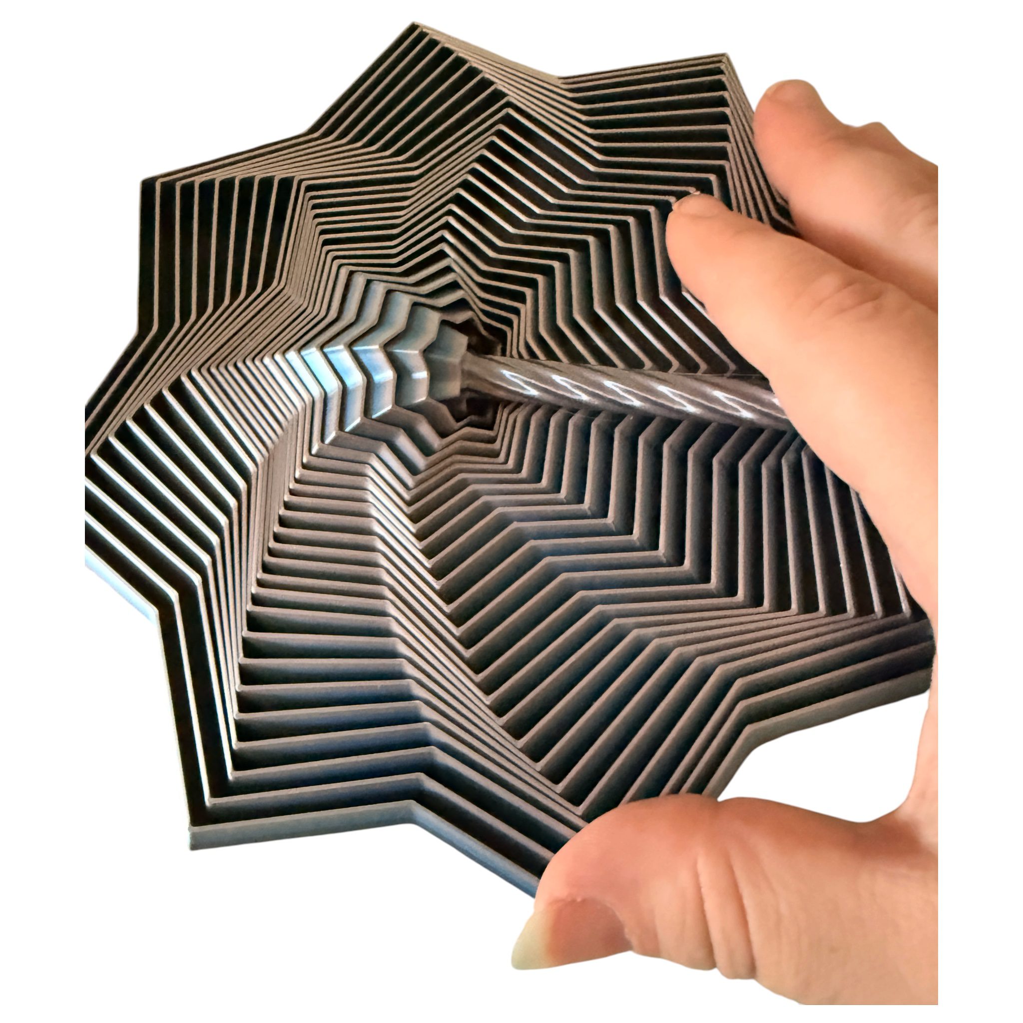 Spiralwirbel-Stern aus dem 3D-Drucker wird in der Hand gehalten, Blick von oben in die Spiraltiefe